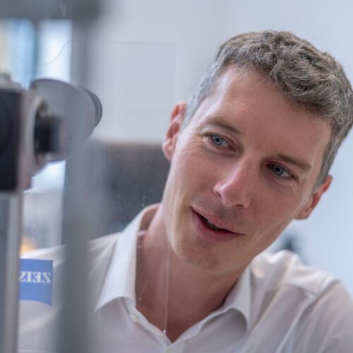 Dr. Rainer Hesse bei einer Augenuntersuchung