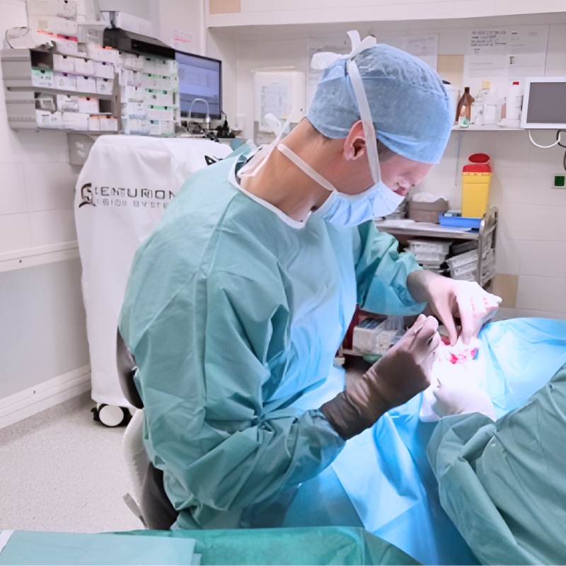 Dr. Rainer Hesse operiert